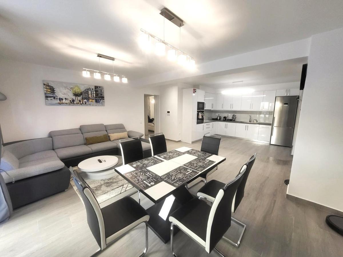 Fabilicious Suites - 2 Apartments- Romantic Jacuzzi & Spacious Family Comfort Афіни Екстер'єр фото