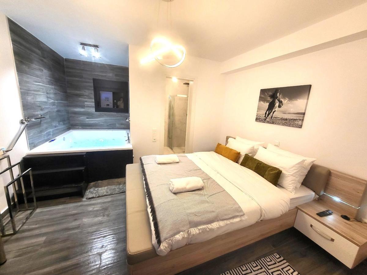 Fabilicious Suites - 2 Apartments- Romantic Jacuzzi & Spacious Family Comfort Афіни Екстер'єр фото