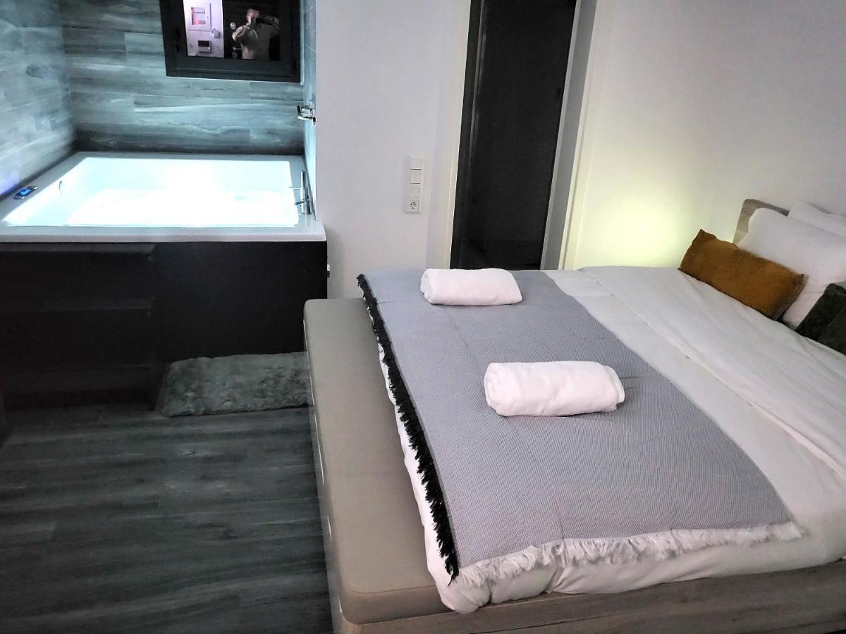 Fabilicious Suites - 2 Apartments- Romantic Jacuzzi & Spacious Family Comfort Афіни Екстер'єр фото