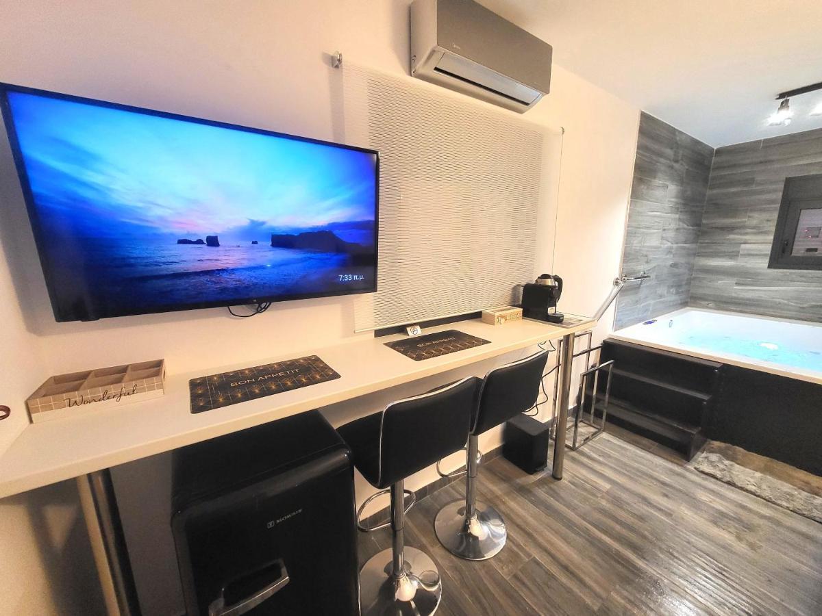Fabilicious Suites - 2 Apartments- Romantic Jacuzzi & Spacious Family Comfort Афіни Екстер'єр фото