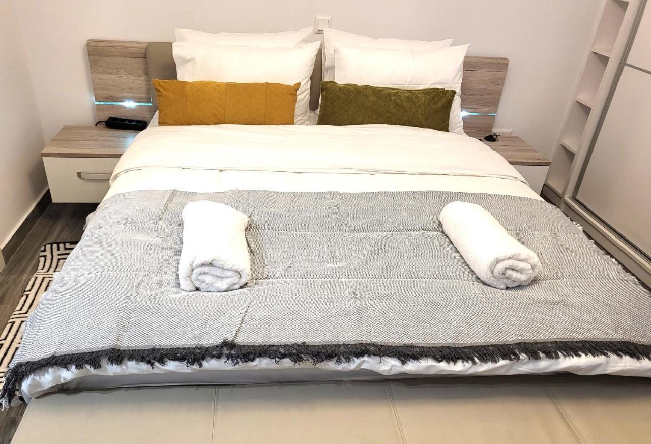 Fabilicious Suites - 2 Apartments- Romantic Jacuzzi & Spacious Family Comfort Афіни Екстер'єр фото