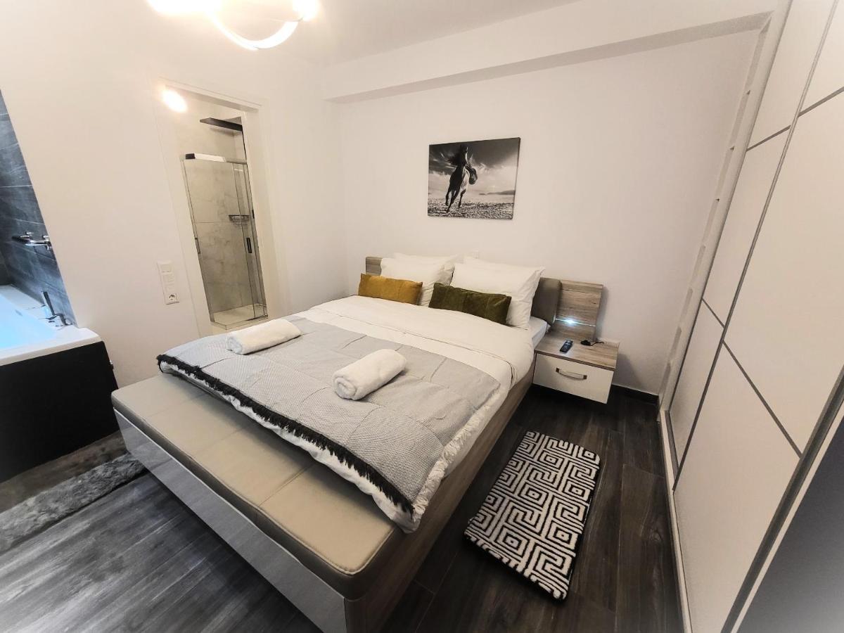 Fabilicious Suites - 2 Apartments- Romantic Jacuzzi & Spacious Family Comfort Афіни Екстер'єр фото