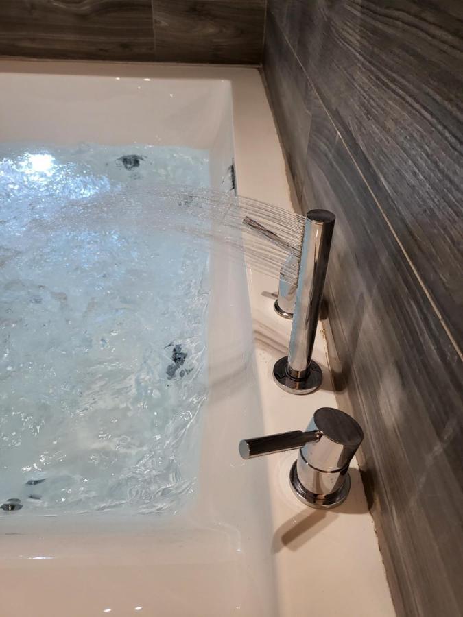 Fabilicious Suites - 2 Apartments- Romantic Jacuzzi & Spacious Family Comfort Афіни Екстер'єр фото