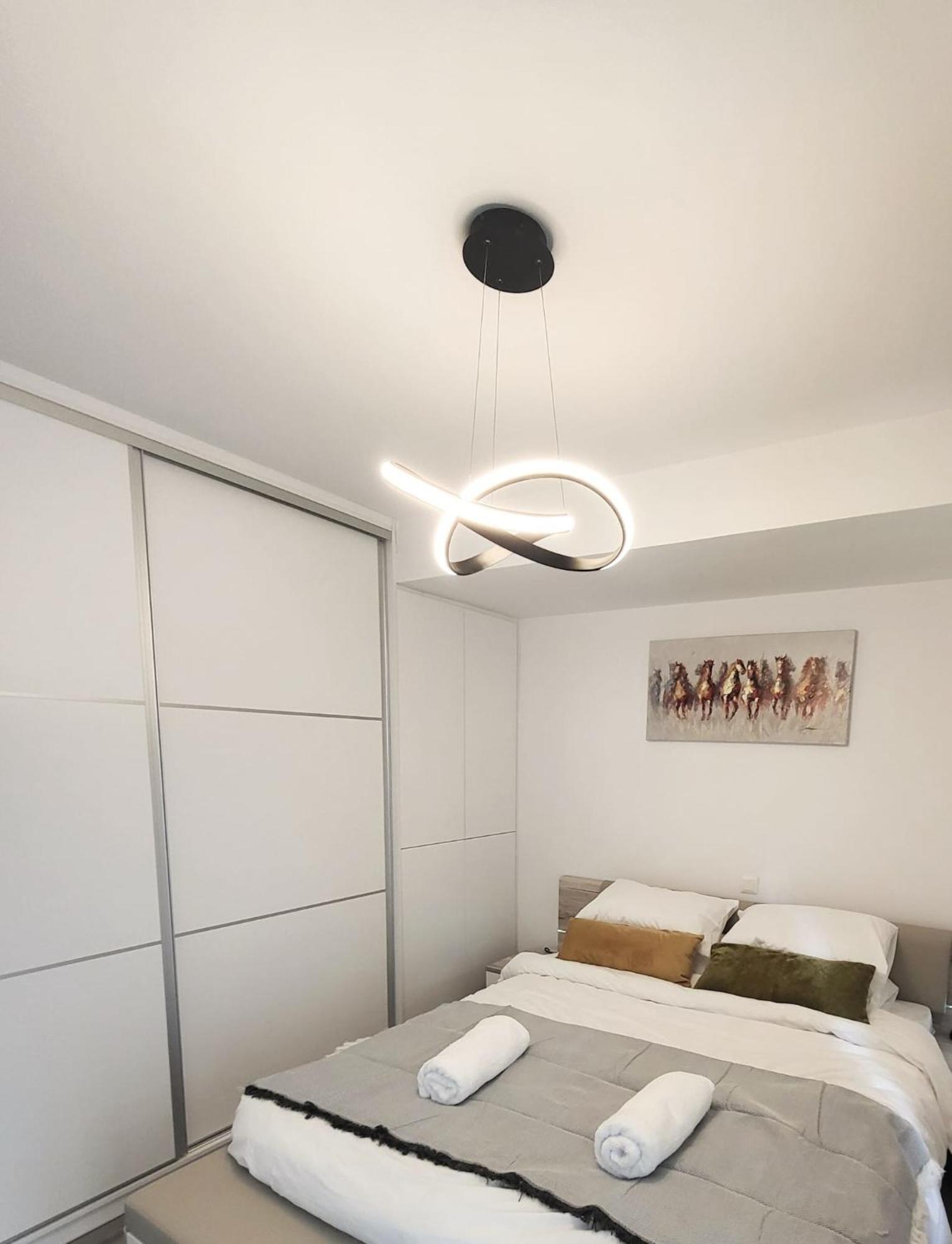 Fabilicious Suites - 2 Apartments- Romantic Jacuzzi & Spacious Family Comfort Афіни Екстер'єр фото