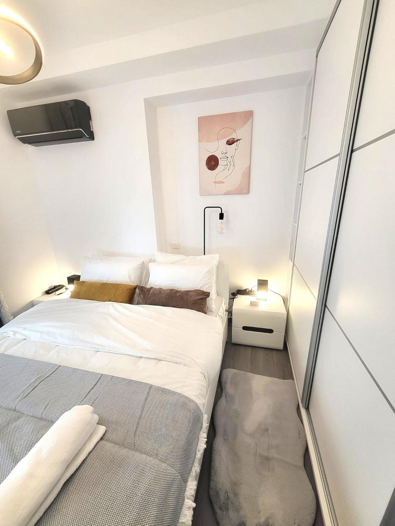 Fabilicious Suites - 2 Apartments- Romantic Jacuzzi & Spacious Family Comfort Афіни Екстер'єр фото