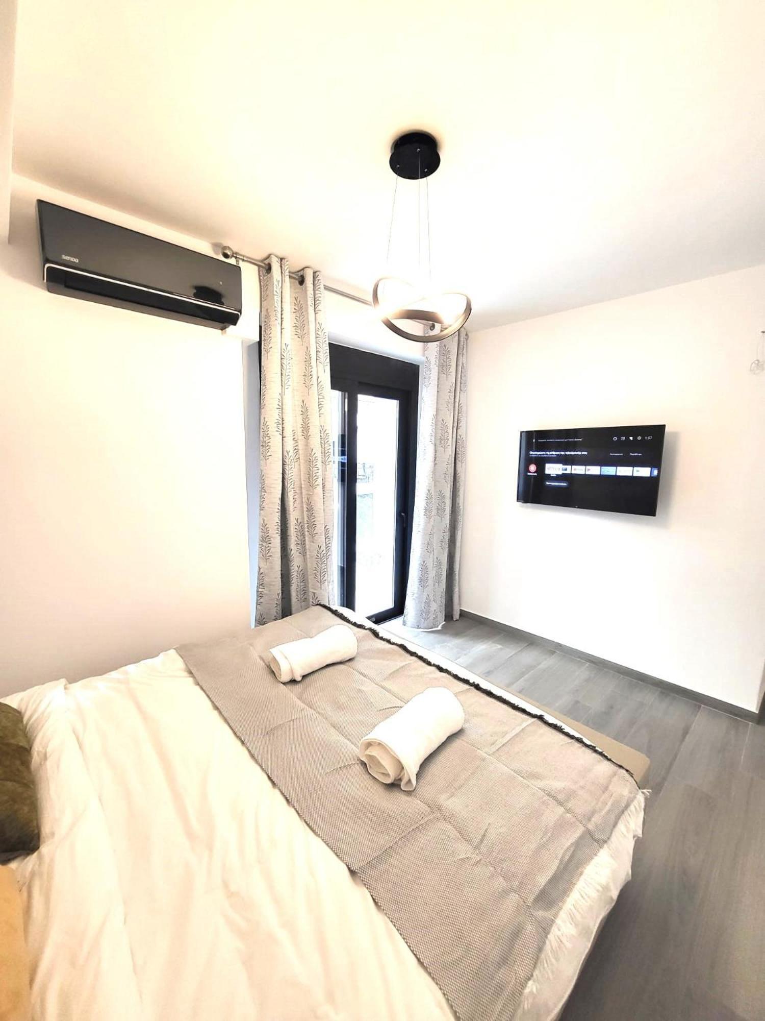 Fabilicious Suites - 2 Apartments- Romantic Jacuzzi & Spacious Family Comfort Афіни Екстер'єр фото