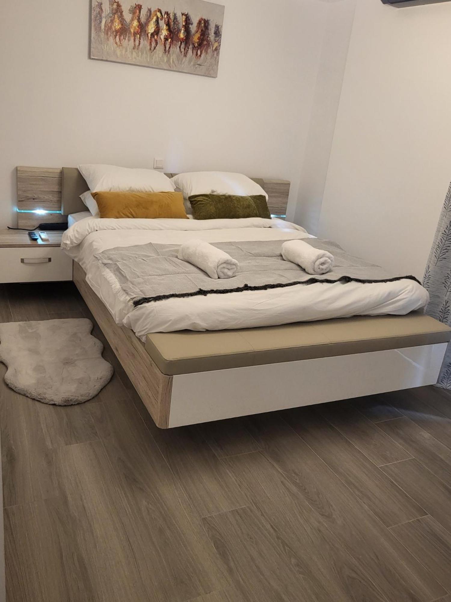 Fabilicious Suites - 2 Apartments- Romantic Jacuzzi & Spacious Family Comfort Афіни Екстер'єр фото