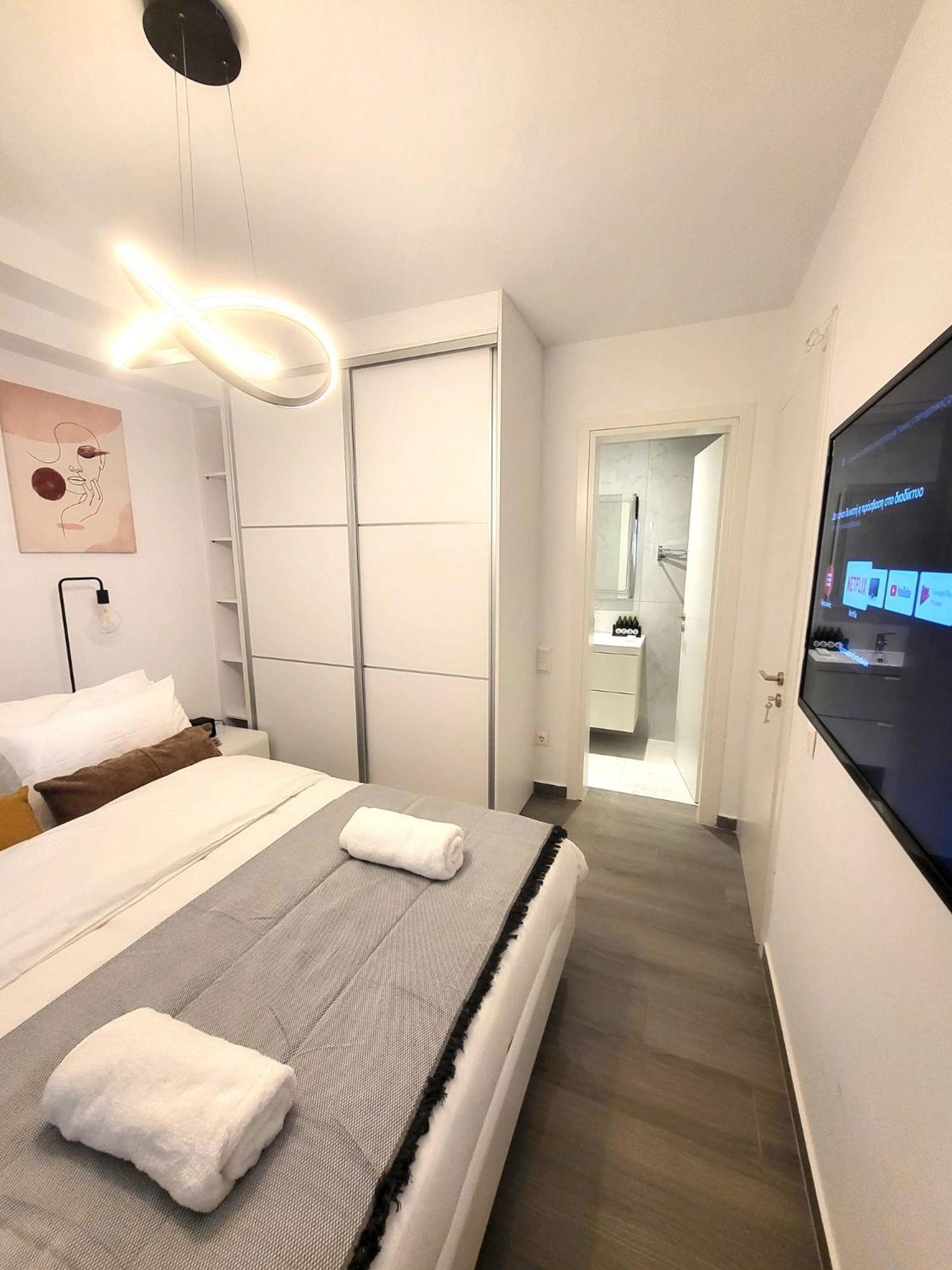 Fabilicious Suites - 2 Apartments- Romantic Jacuzzi & Spacious Family Comfort Афіни Екстер'єр фото