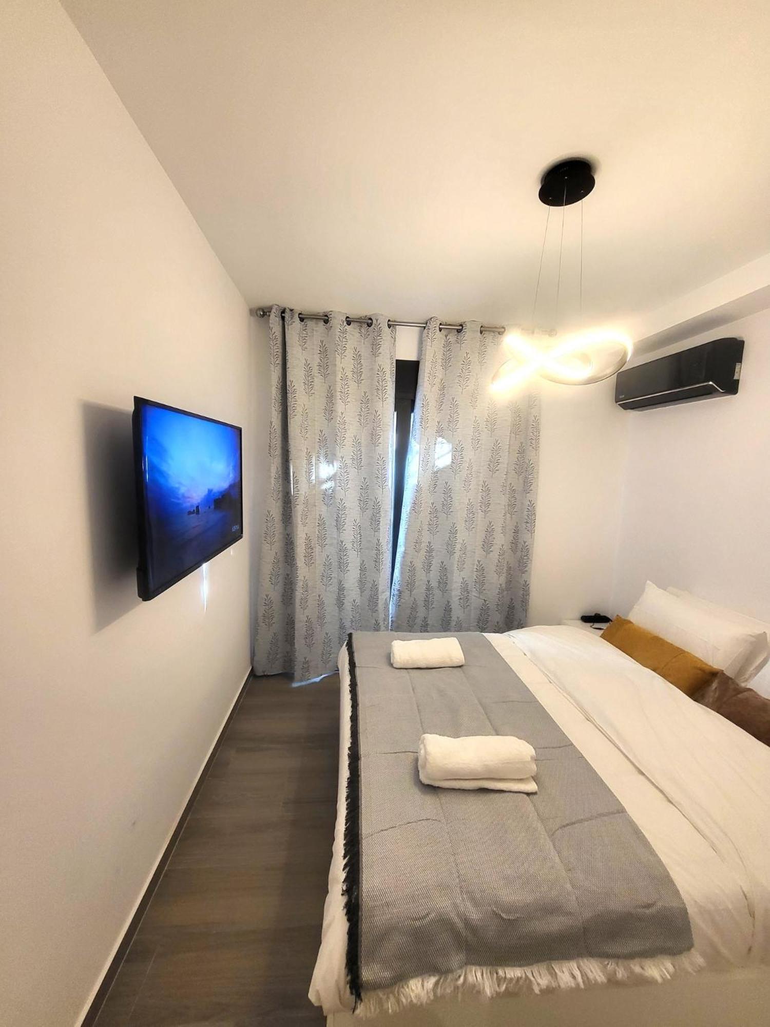 Fabilicious Suites - 2 Apartments- Romantic Jacuzzi & Spacious Family Comfort Афіни Екстер'єр фото
