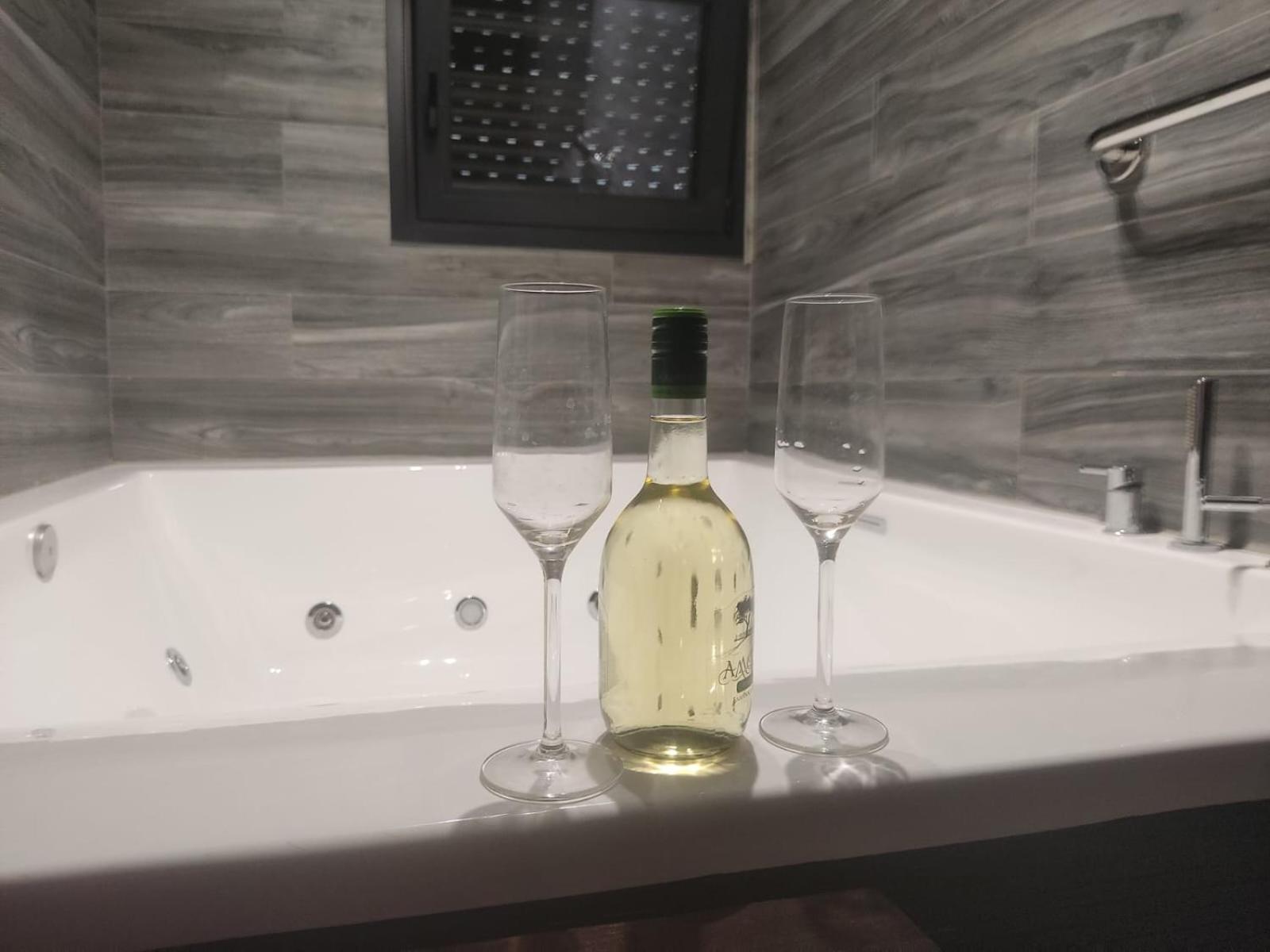Fabilicious Suites - 2 Apartments- Romantic Jacuzzi & Spacious Family Comfort Афіни Екстер'єр фото